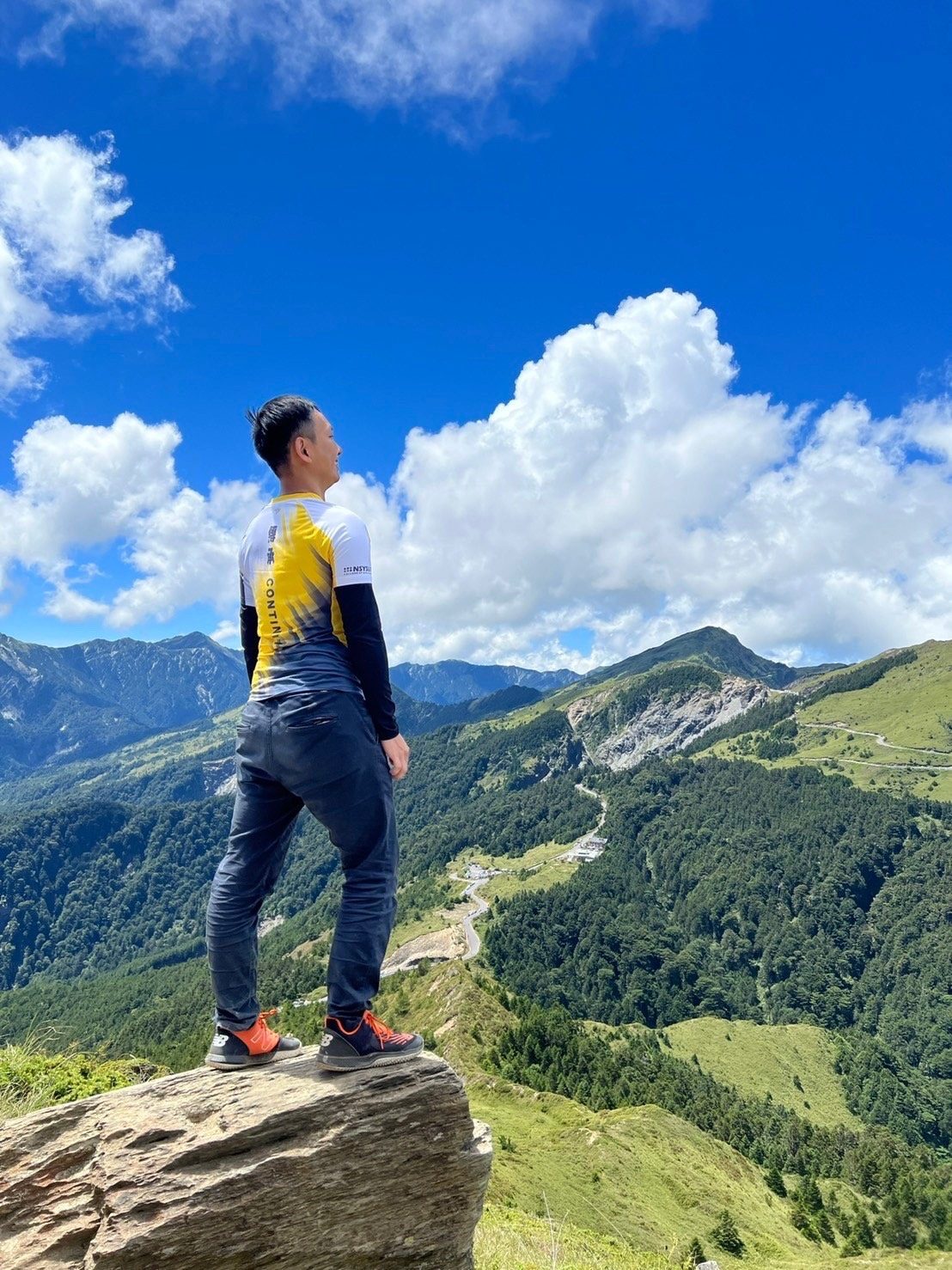 楊詠智於山頂遠眺
